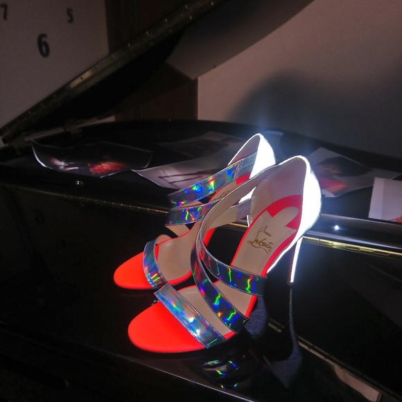 Christian Louboutin World Copine Asymmetrical Sand - Picture 4 of 8